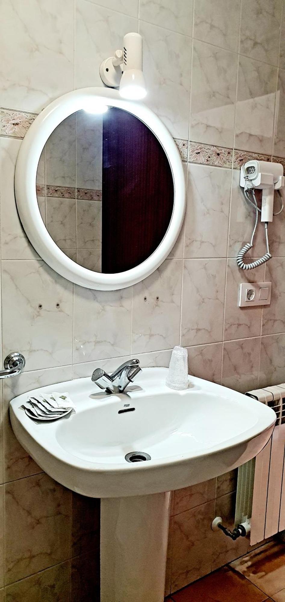 Sidreria La Casa Abajo Hotell La Franca Exteriör bild